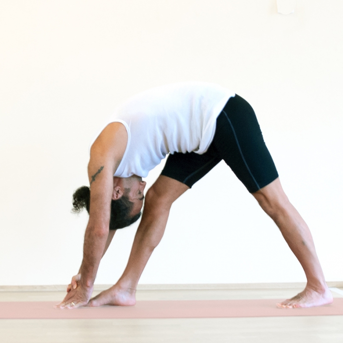 Standing seperate Leg Head to Knee